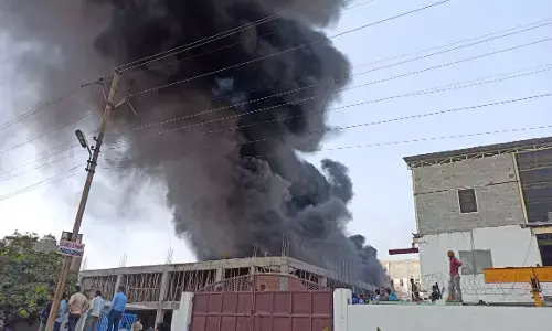 नोएडा: इलेक्ट्रॉनिक्स कंपनी में लगी भीषण आग नोएडा: इलेक्ट्रॉनिक्स कंपनी में लगी भीषण आग