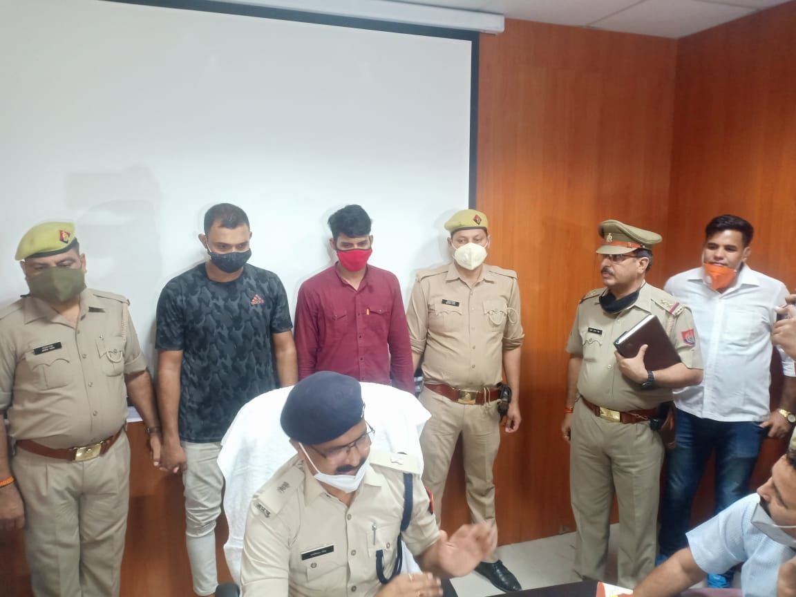 वैज्ञानिक के अपहरण में शामिल एक युवती समेत तीन लोगों को नोएडा पुलिस ने किया गिरफ्तार वैज्ञानिक के अपहरण में शामिल एक युवती समेत तीन लोगों को नोएडा पुलिस ने किया गिरफ्तार