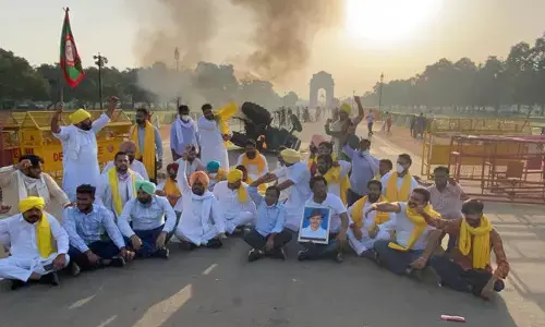 рдЗрдВрдбрд┐рдпрд╛ рдЧреЗрдЯ рдХреЗ рд░рд╛рдЬрдкрде рдореЗрдВ рдирд╛рд░рд╛рдЬ рдХрд┐рд╕рд╛рдиреЛрдВ рдиреЗ рд▓рдЧрд╛ рджреА рдЯреЗрдХреНрдЯрд░ рдореЗрдВ рдЖрдЧ, рдордЪ рдЧрдпрд╛ рд╣рдбрдХрдореНрдк рдЗрдВрдбрд┐рдпрд╛ рдЧреЗрдЯ рдХреЗ рд░рд╛рдЬрдкрде рдореЗрдВ рдирд╛рд░рд╛рдЬ рдХрд┐рд╕рд╛рдиреЛрдВ рдиреЗ рд▓рдЧрд╛ рджреА рдЯреЗрдХреНрдЯрд░ рдореЗрдВ рдЖрдЧ, рдордЪ рдЧрдпрд╛ рд╣рдбрдХрдореНрдк