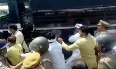 राजधानी लखनऊ में कांग्रेस ने किया किसान बिल का भारी विरोध, यूपी कांग्रेस अध्यक्ष अजय कुमार लल्लू समेत सैकड़ों कांग्रेसी गिरफ्तार राजधानी लखनऊ में कांग्रेस ने किया किसान बिल का भारी विरोध, यूपी कांग्रेस अध्यक्ष अजय कुमार लल्लू समेत सैकड़ों कांग्रेसी गिरफ्तार