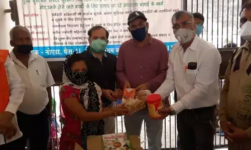 डेरा सच्चा सौदा के सेवादारो ने गर्भवती महिलाओ को बांटा राशन