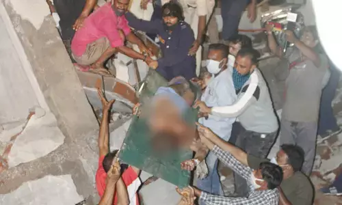 वडोदरा में चार मंजिला बिल्डिंग गिरी, मलबे में दबकर 3 की मौत, 3 को बचाया गया, 3 की तलाश जारी वडोदरा में चार मंजिला बिल्डिंग गिरी, मलबे में दबकर 3 की मौत, 3 को बचाया गया, 3 की तलाश जारी