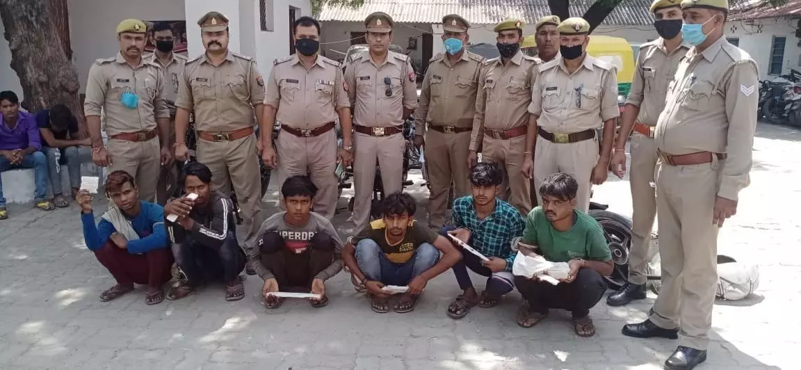 इटावा पुलिस ने अन्तर्जनपदीय वाहन चोर गिरोह के 6 अभियुक्तों को चोरी की 5 मोटर साइकिल समेत किया गिरफ्तार इटावा पुलिस ने अन्तर्जनपदीय वाहन चोर गिरोह के 6 अभियुक्तों को चोरी की 5 मोटर साइकिल समेत किया गिरफ्तार