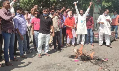 यूपी के शाहजहांपुर में चालको से मारपीट कर रुपये छीन लेते ठेकेदार के गुर्गे