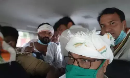 हाथरस गेंगरेप केस: कांग्रेस प्रदेश अध्यक्ष सीएम का इस्तीफा मांगने जाते समय किये गिरफ्तार, बुरी तरह लठियाये कांग्रेसी हाथरस गेंगरेप केस: कांग्रेस प्रदेश अध्यक्ष सीएम का इस्तीफा मांगने जाते समय किये गिरफ्तार, बुरी तरह लठियाये कांग्रेसी