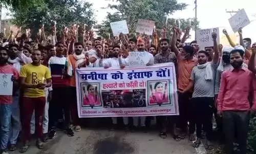 सहारनपुर : दुष्कर्मियों को फांसी की सजा दिलाने की मांग के लिए निकाला कैंडल मार्च