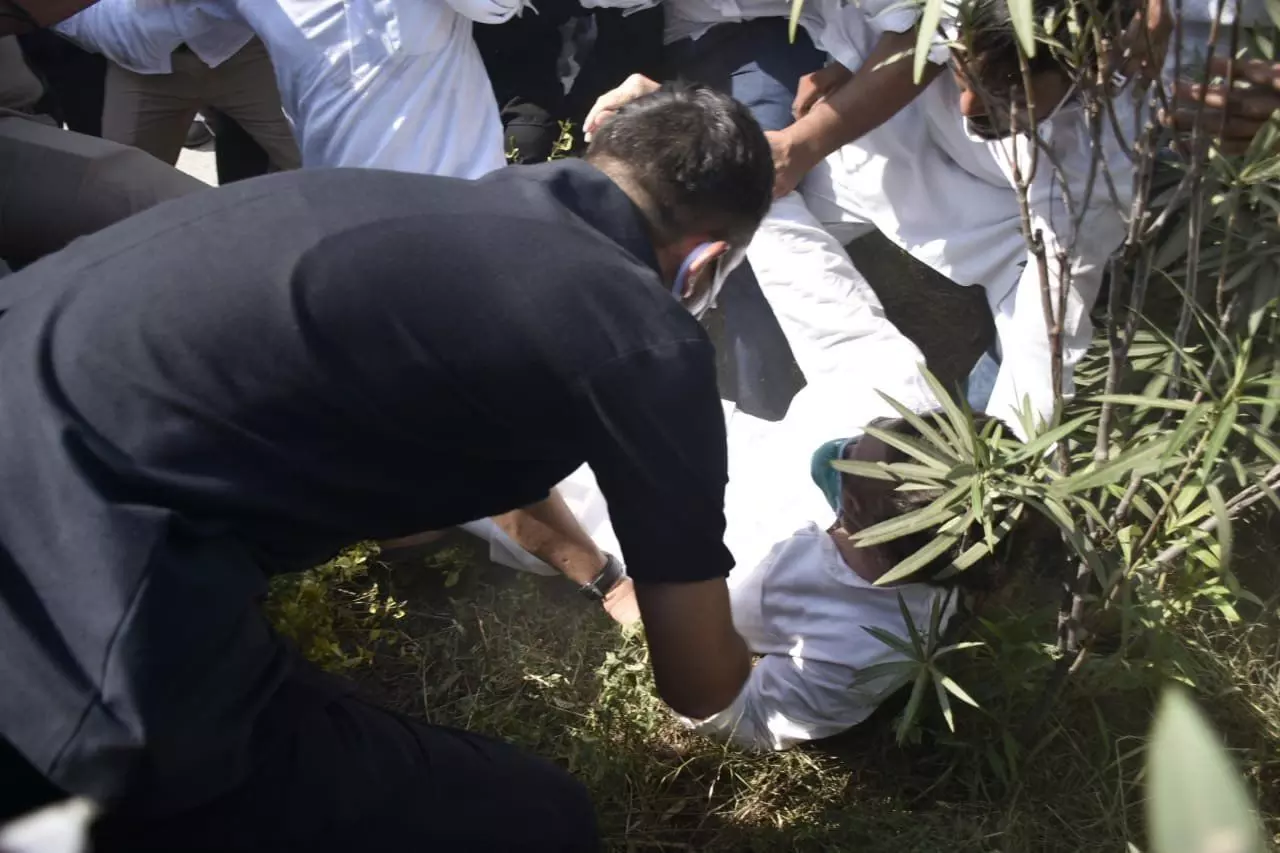 देखिए- कैसे पुलिस से धक्का मुक्की में गिर पड़े पूर्व कांग्रेस अध्यक्ष राहुल गांधी, देखिए- VIDEO