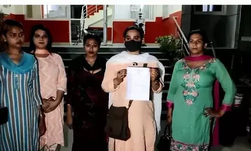 नोएडा में हथियाधारी किन्नरों ने और उनके साथ कुछ दबंग युवकों ने किया साहिबा किन्नर पर हमला नोएडा में हथियाधारी किन्नरों ने और उनके साथ कुछ दबंग युवकों ने किया साहिबा किन्नर पर हमला