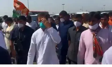 हाथरस मामला: पीड़िता के गाँव पैदल रवाना हुए राहुल-प्रियंका, योगी आदित्यनाथ से इस्तीफ़ा माँगा