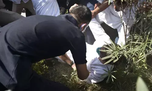 देखिए- कैसे पुलिस से धक्का मुक्की में गिर पड़े पूर्व कांग्रेस अध्यक्ष राहुल गांधी, देखिए- VIDEO