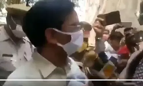 हाथरस के डीएम ने फिर दी पीडिता के पिता को ये धमकी हाथरस के डीएम ने फिर दी पीडिता के पिता को ये धमकी