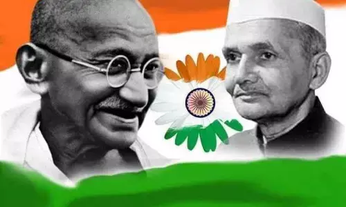 बापू आज भी सबसे ताकतवर लोग मजबूरी में आपको शीश नवाते है, इन्हें आज सीख जरुर देना बापू आज भी सबसे ताकतवर लोग मजबूरी में आपको शीश नवाते है, इन्हें आज सीख जरुर देना