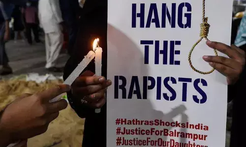 हाथरस कांड: रेप नहीं तो प्राइवेट पार्ट को कैसे पहुंचा नुकसान? रिपोर्ट में मौत का कारण हार्ट अटैक!