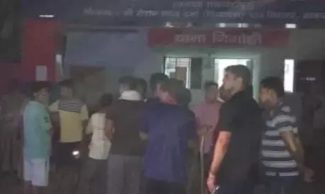 यूपी के निगोही थाने में घुसकर ग्रामीणों ने इंस्पेक्टर समेत पुलिस कर्मियों को बुरी तरह पीटा यूपी के निगोही थाने में घुसकर ग्रामीणों ने इंस्पेक्टर समेत पुलिस कर्मियों को बुरी तरह पीटा