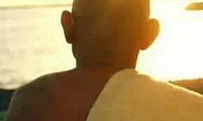 1928 जनवरी का महीना ..। शाम के झुटपुटे में रेत पर बैठे बापू, समुद्र को निहारते उदास से बैठे थे। 1928 जनवरी का महीना ..। शाम के झुटपुटे में रेत पर बैठे बापू, समुद्र को निहारते उदास से बैठे थे।