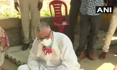 हाथरस पीड़िता के घर जाने से पुलिस ने TMC सांसदों को रोका, धक्का-मुक्की में गिरे डेरेक ओ ब्रायन, VIDEO