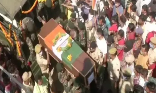 जम्मू-कश्मीर: देशभक्ति भरे नारे, सैकड़ों की भीड़… शहीद शुभम की यूं हुई अंतिम विदाई जम्मू-कश्मीर: देशभक्ति भरे नारे, सैकड़ों की भीड़… शहीद शुभम की यूं हुई अंतिम विदाई