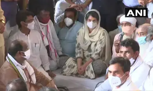 हाथरस की बेटी के लिए वाल्मीकि मंदिर में प्रार्थना सभा में शामिल हुईं प्रियंका, कहा- लड़ाई तेज करनी होगी हाथरस की बेटी के लिए वाल्मीकि मंदिर में प्रार्थना सभा में शामिल हुईं प्रियंका, कहा- लड़ाई तेज करनी होगी