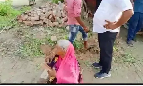 जौनपुर में दबंगों का कहर, उजाड़े खडंजे की ईंट बुज़ुर्ग महिला को पीटा जौनपुर में दबंगों का कहर, उजाड़े खडंजे की ईंट बुज़ुर्ग महिला को पीटा