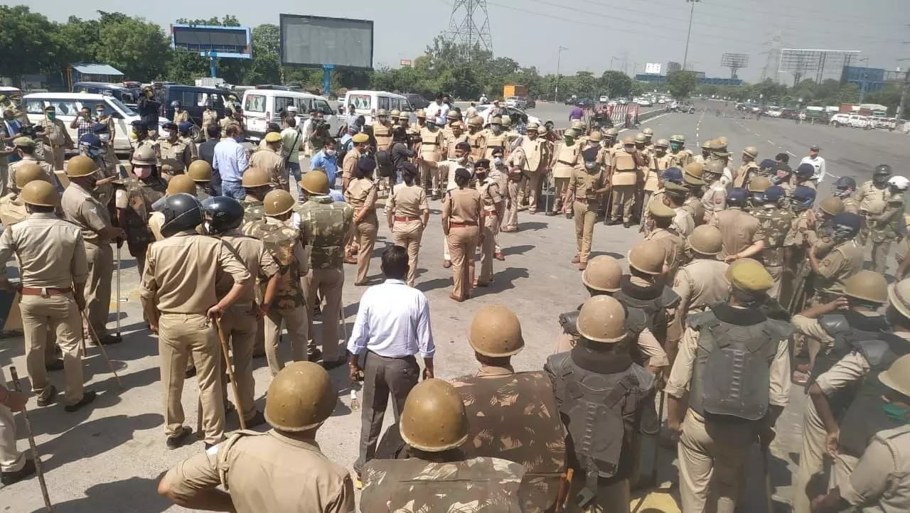 नोएडा में आज फिर बवाल के आसार, राहुल के हाथरस कूच से पहले DND पर भारी पुलिसबल तैनात नोएडा में आज फिर बवाल के आसार, राहुल के हाथरस कूच से पहले DND पर भारी पुलिसबल तैनात