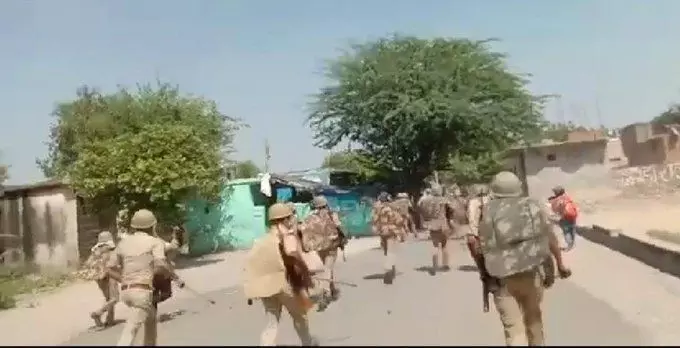 हाथरस केस पर आगरा में सफाई कर्मियों की हड़ताल, जबरन काम कराने पर हुआ पथराव और बवाल हाथरस केस पर आगरा में सफाई कर्मियों की हड़ताल, जबरन काम कराने पर हुआ पथराव और बवाल