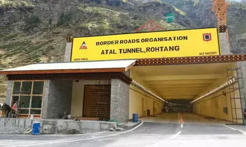 LIVE: मनाली पहुंचे पीएम मोदी, आज देश को देंगे अटल टनल का तोहफा LIVE: मनाली पहुंचे पीएम मोदी, आज देश को देंगे अटल टनल का तोहफा