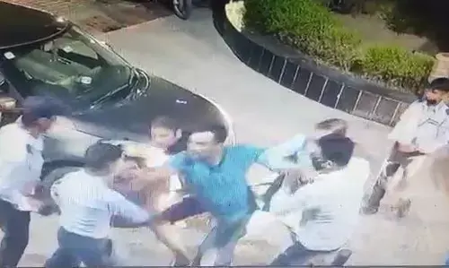 नोएडा के 119 की आम्रपाली प्लैटिनम सोसाइटी में एंट्री को लेकर हुई मारपीट , वीडियो हुआ वायरल