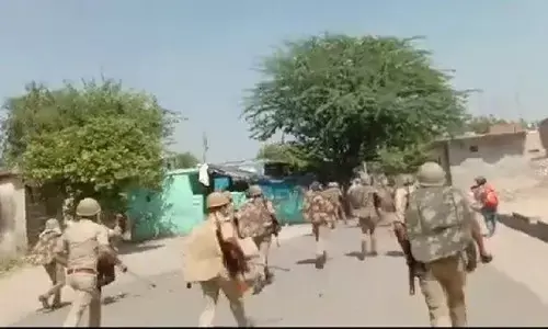 हाथरस केस पर आगरा में सफाई कर्मियों की हड़ताल, जबरन काम कराने पर हुआ पथराव और बवाल हाथरस केस पर आगरा में सफाई कर्मियों की हड़ताल, जबरन काम कराने पर हुआ पथराव और बवाल