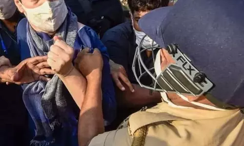 प्रियंका का पुलिसकर्मी द्वारा गिरेबान पकडे फोटो हुआ वायरल, नोएडा पुलिस ने लिया संज्ञान प्रियंका का पुलिसकर्मी द्वारा गिरेबान पकडे फोटो हुआ वायरल, नोएडा पुलिस ने लिया संज्ञान