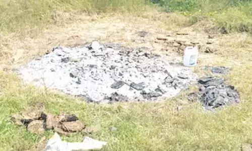 हाथरस मामला: पीड़िता के अस्थि विसर्जन से परिजनों का इनकार, डीएम पर फूटा गुस्सा