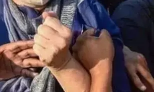 गुजरे हुए कारवां का गुबार ये हाथ और ये मुट्ठियाँ है गुजरे हुए कारवां का गुबार ये हाथ और ये मुट्ठियाँ है