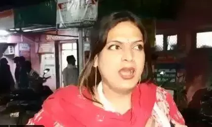 गाजियाबाद में किन्नरों में चली गोली , एक के हाथ में लगी गोली गाजियाबाद में किन्नरों में चली गोली , एक के हाथ में लगी गोली