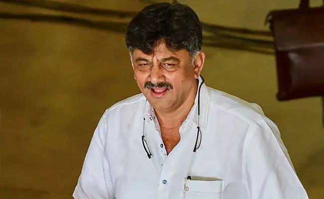 कर्नाटक: कांग्रेस नेता डीके शिव कुमार के कई ठिकानों पर सीबीआई की छापेमारी कर्नाटक: कांग्रेस नेता डीके शिव कुमार के कई ठिकानों पर सीबीआई की छापेमारी