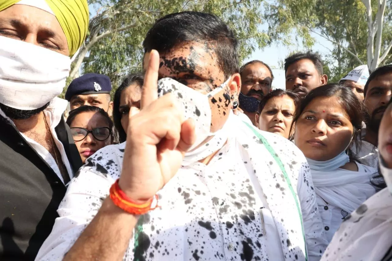 हाथरस में AAP सांसद संजय सिंह पर हमला, हमलावर ने स्याही फेंकी और हमला किया