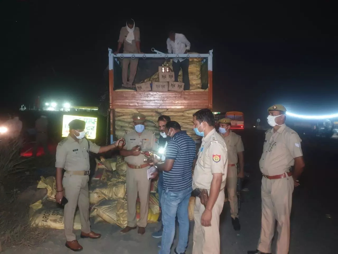 मुठभेड़ के दौरान एक शातिर तस्कर गिरफ्तार, कब्जे से करीब 50 लाख रुपये की शराब बरामद मुठभेड़ के दौरान एक शातिर तस्कर गिरफ्तार, कब्जे से करीब 50 लाख रुपये की शराब बरामद