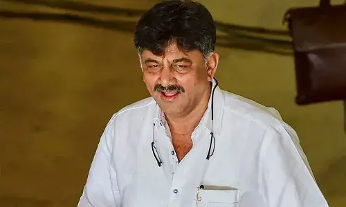 कर्नाटक: कांग्रेस नेता डीके शिव कुमार के कई ठिकानों पर सीबीआई की छापेमारी कर्नाटक: कांग्रेस नेता डीके शिव कुमार के कई ठिकानों पर सीबीआई की छापेमारी