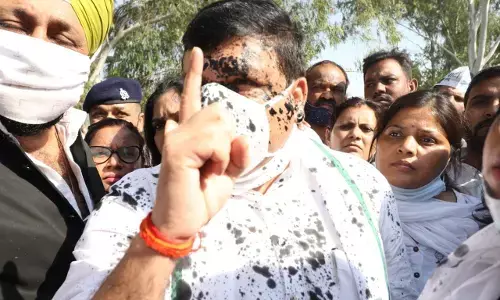 हाथरस में AAP सांसद संजय सिंह पर हमला, हमलावर ने स्याही फेंकी और हमला किया हाथरस में AAP सांसद संजय सिंह पर हमला, हमलावर ने स्याही फेंकी और हमला किया