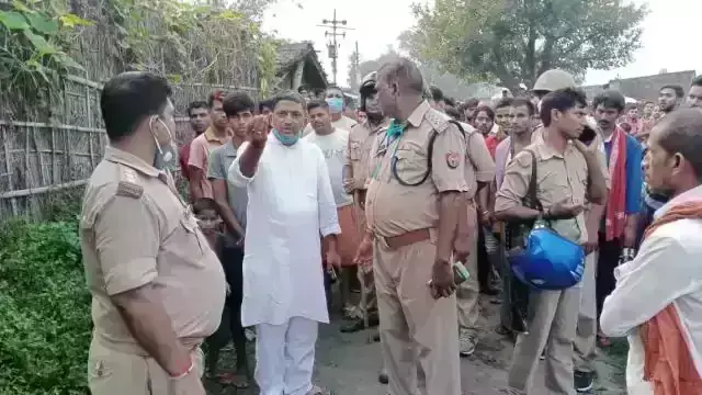 यूपी: घर में सो रहे पति-पत्नी की गला रेत कर हत्या, हंसिये के वार से बेटी घायल