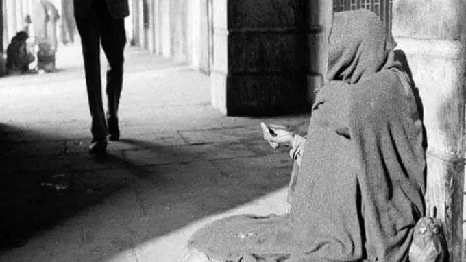 भिखारिन के अकाउंट से निकला इतना पैसा कि खाली हो गया बैंक