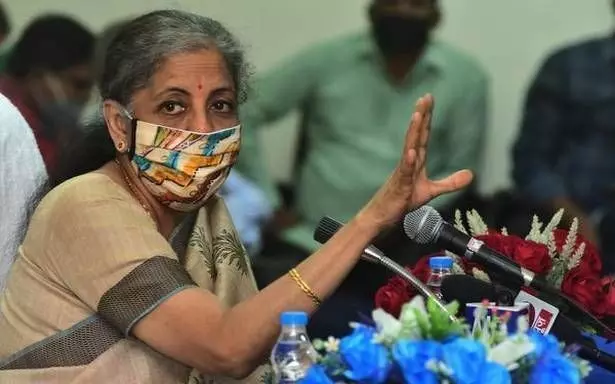 कोरोना वैक्सीन पर टैक्स: ममता बनर्जी के सवाल के जवाब वित्त मंत्री निर्मला सीतारमण ने किए 16 ट्वीट