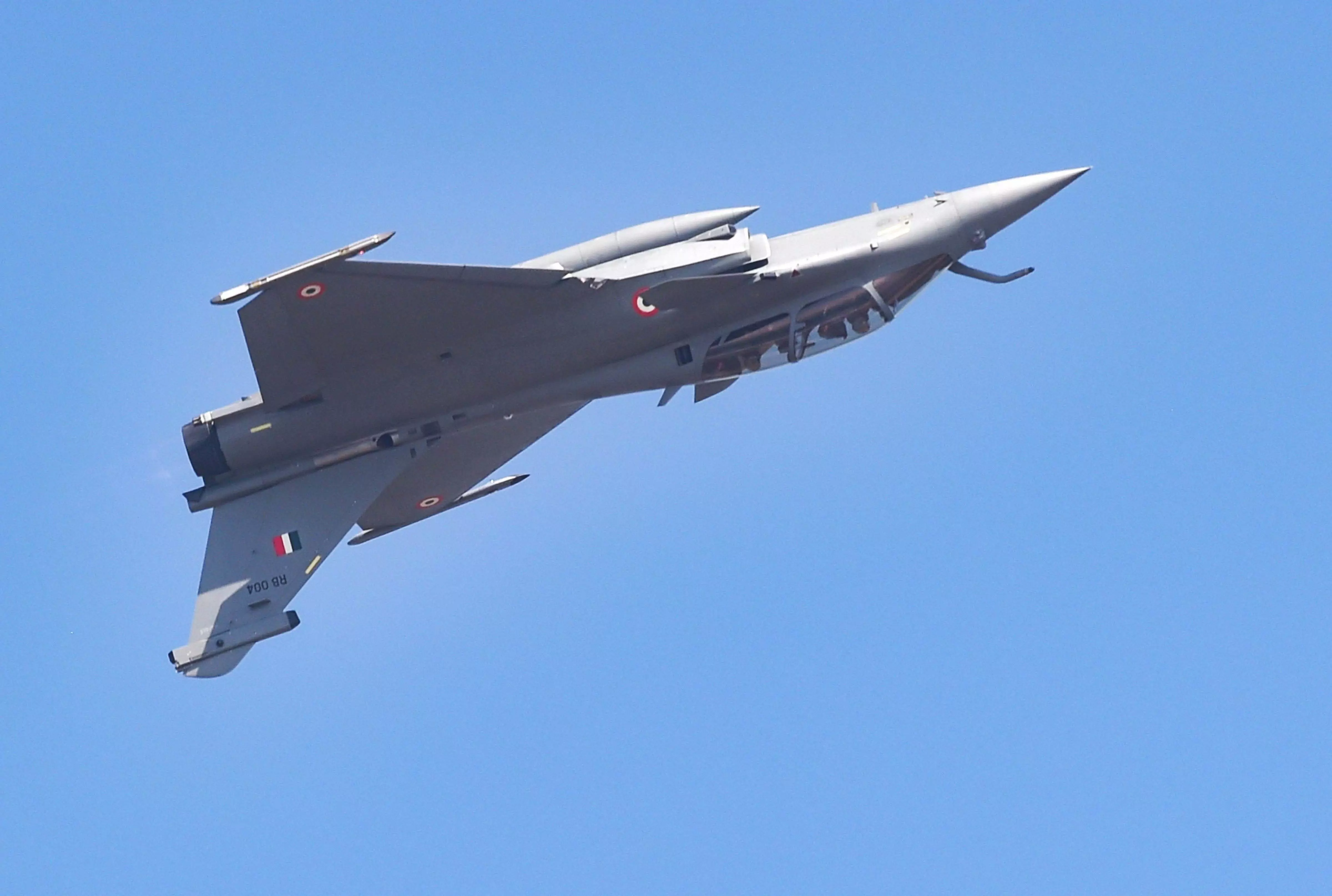AIR FORCE DAY: भारतीय वायुसेना ने दिखाई ताकत, आसमान में गरजे राफेल-तेजस-जगुआर
