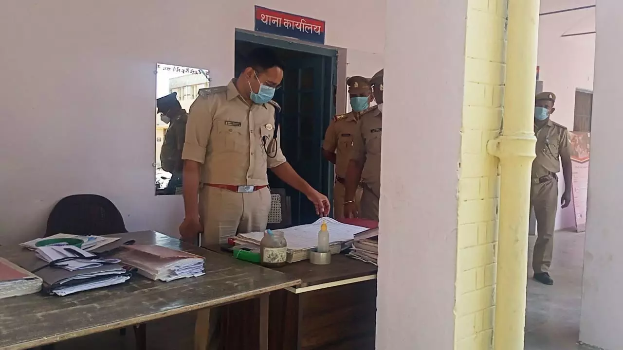 हाथरस एसपी विनीत जायसवाल जब पहुंचे अचानक थाना मुरसान हाथरस एसपी विनीत जायसवाल जब पहुंचे अचानक थाना मुरसान