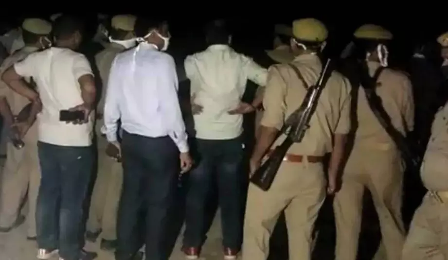 UP : प्रेम प्रसंग में बीए की छात्रा की हत्या से सनसनी, पूरा गांव छावनी में तब्दील UP : प्रेम प्रसंग में बीए की छात्रा की हत्या से सनसनी, पूरा गांव छावनी में तब्दील