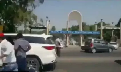 मेरठ में सपा के पूर्व सांसद धर्मेंद्र यादव के काफिले पर हमला , हमलावर ने फैंकी स्याही मेरठ में सपा के पूर्व सांसद धर्मेंद्र यादव के काफिले पर हमला , हमलावर ने फैंकी स्याही