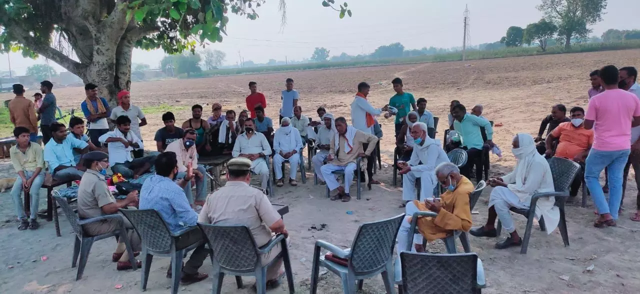 एसपी हाथरस ने चन्दपा थाना क्षेत्र के गाँव बघना मे किया पीस कमेटी की बैठक का आयोजन एसपी हाथरस ने चन्दपा थाना क्षेत्र के गाँव बघना मे किया पीस कमेटी की बैठक का आयोजन