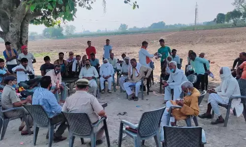 एसपी हाथरस ने चन्दपा थाना क्षेत्र के गाँव बघना मे किया पीस कमेटी की बैठक का आयोजन एसपी हाथरस ने चन्दपा थाना क्षेत्र के गाँव बघना मे किया पीस कमेटी की बैठक का आयोजन
