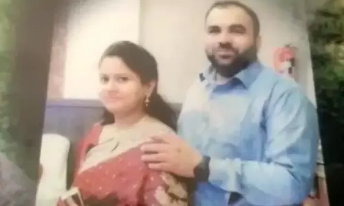 नोएडा की सोसाइटी के फ्लैट में दंपति ने किया सुसाइड, शेयर ब्रोकर का काम करते थे पति-पत्नी