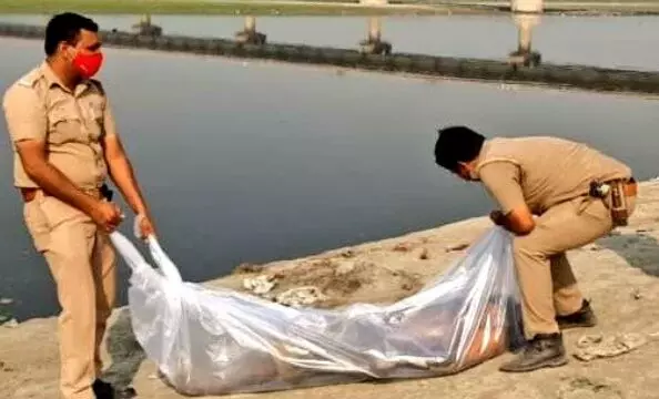 बागपत : यमुना नदी में तैरता मिला साधु का शव, शरीर पर चोट के कई निशान बागपत : यमुना नदी में तैरता मिला साधु का शव, शरीर पर चोट के कई निशान