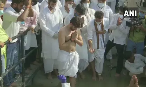 पंचतत्व में विलीन हुए रामविलास पासवान, बेटे चिराग ने दी मुखाग्नि, रामविलास अमर रहें के लगे नारे पंचतत्व में विलीन हुए रामविलास पासवान, बेटे चिराग ने दी मुखाग्नि, रामविलास अमर रहें के लगे नारे