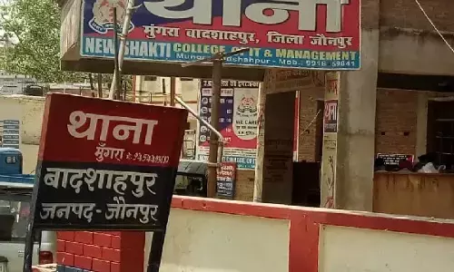 अपनी कुर्सी पर बैठा देख भडक गये थाना प्रभारी, नायब तहसीलदार को कुर्सी से उठाया, और फिर... अपनी कुर्सी पर बैठा देख भडक गये थाना प्रभारी, नायब तहसीलदार को कुर्सी से उठाया, और फिर...